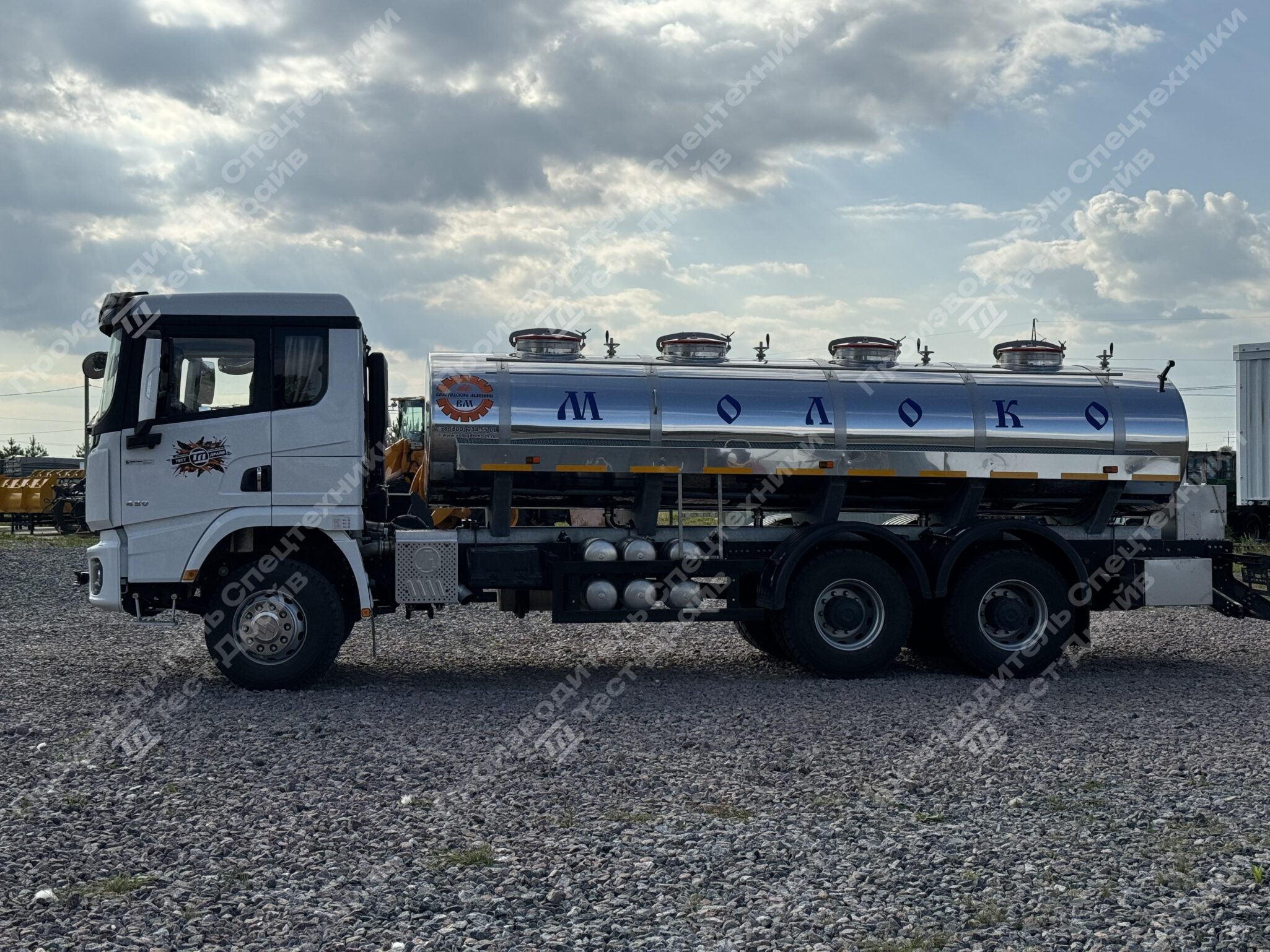 Молоковоз Shacman X3000 6x4 с цистерной 14 000 (л) на 4 секции Фото №4