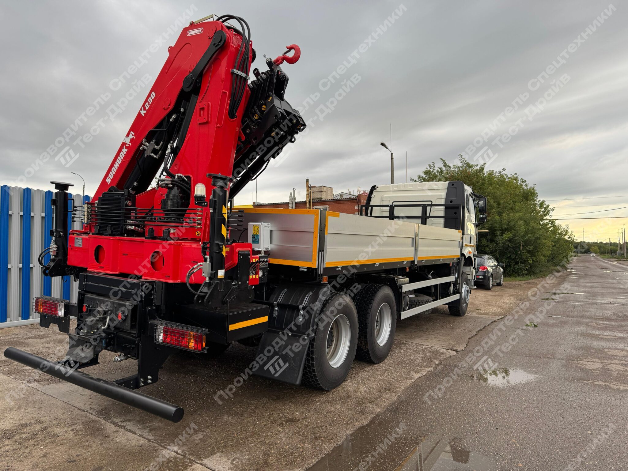 Бортовой FAW CA3250 6x4 с ГМУ SunHunk K-238 на заднем свесе Фото №3