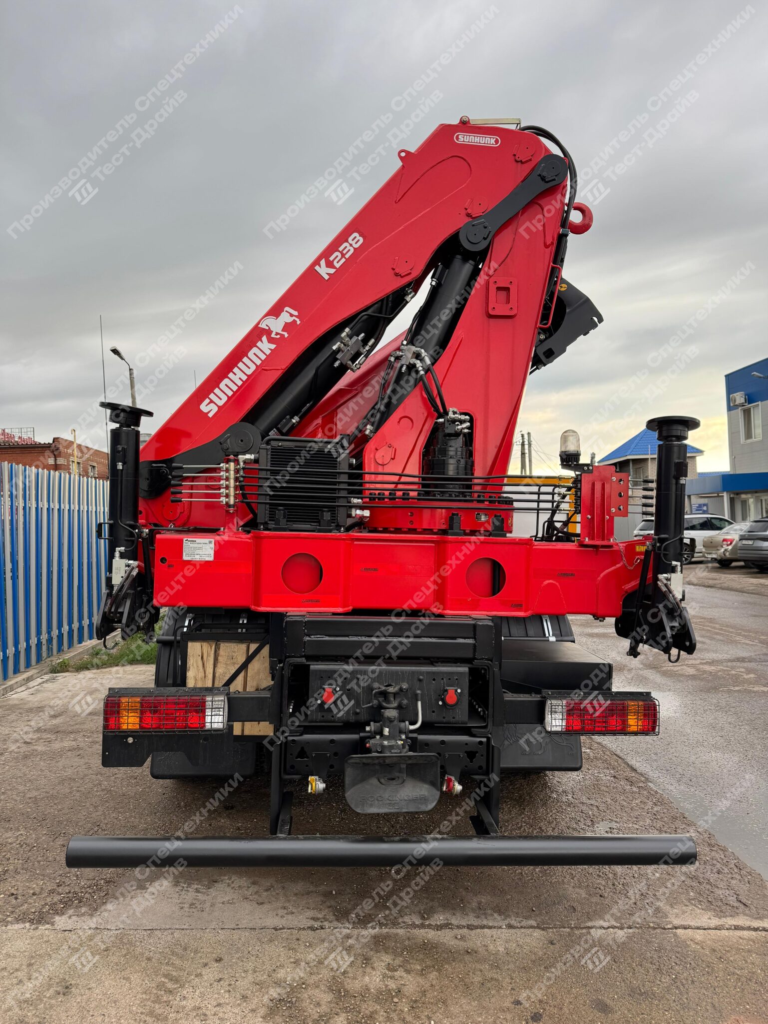 Бортовой FAW CA3250 6x4 с ГМУ SunHunk K-238 на заднем свесе Фото №4