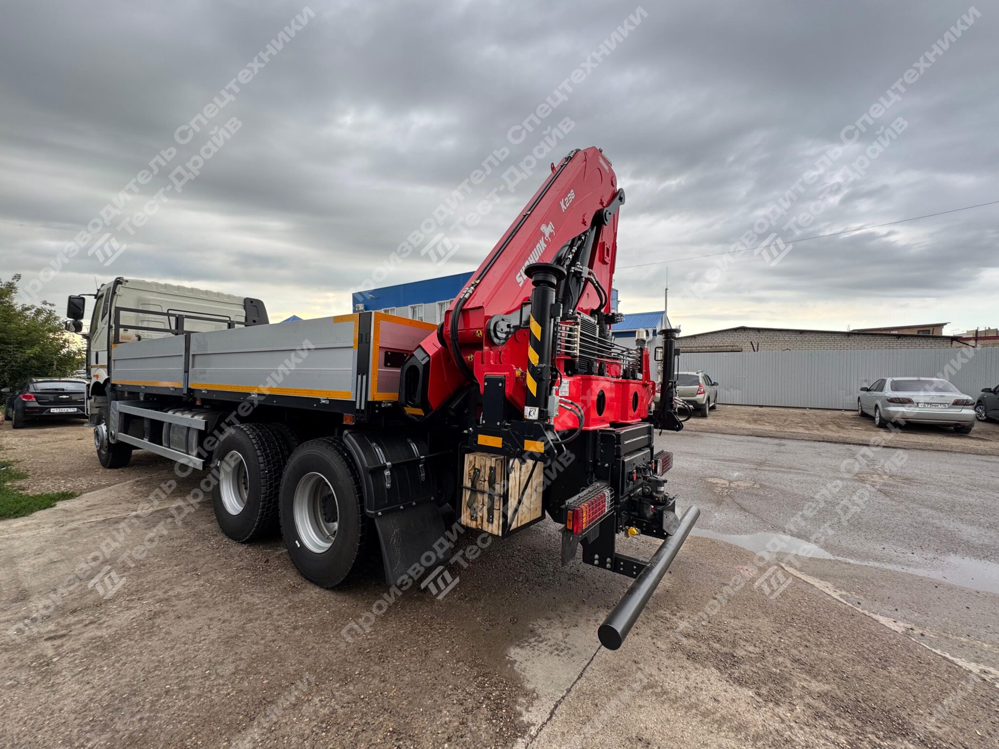 Бортовой FAW CA3250 6x4 с ГМУ SunHunk K-238 на заднем свесе Фото №5