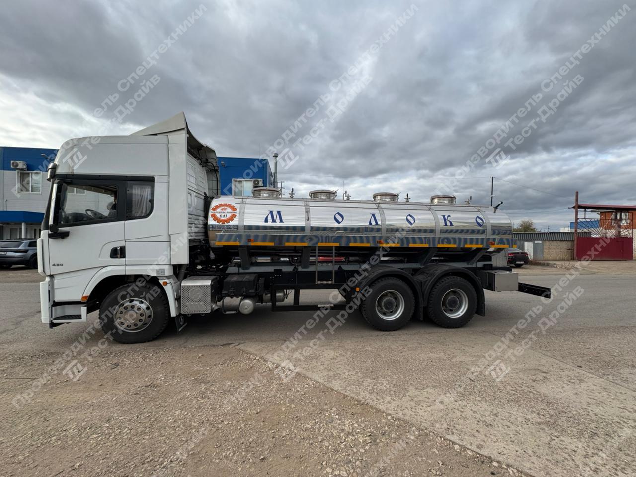 Молоковоз Shacman X3000 6x4 с цистерной 11 м3 Фото №3