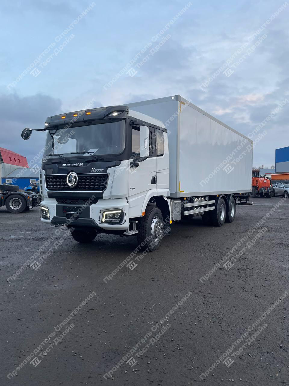 Промтоварный фургон Shacman X3000 6x4 Фото №1