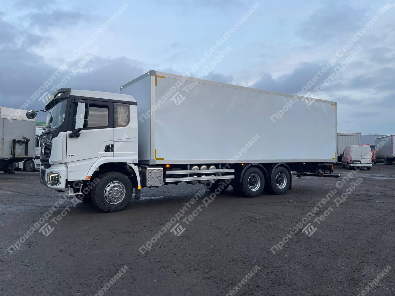 Промтоварный фургон Shacman X3000 6x4 Фото №2