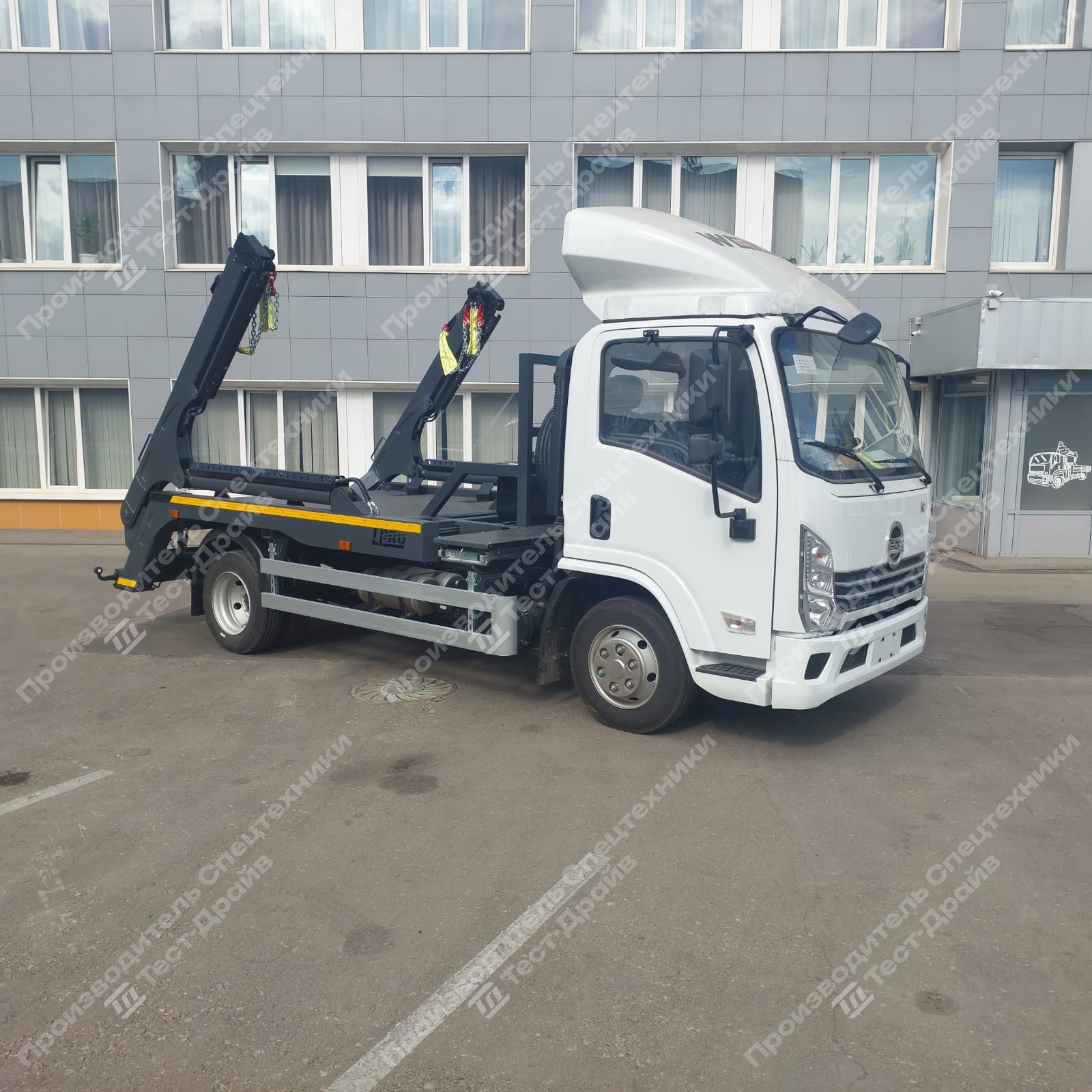 Портальный погрузчик SDAC YTQ1080KJ331 4x2 для перевозки контейнеров Фото №1