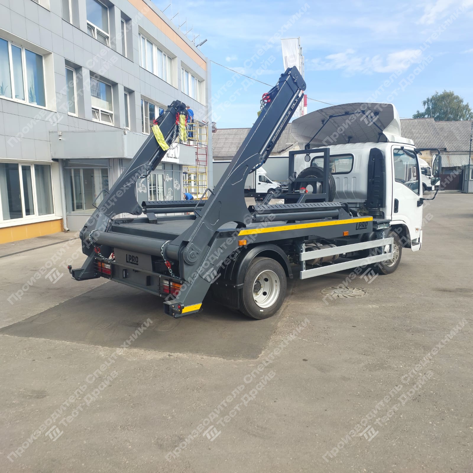 Портальный погрузчик SDAC YTQ1080KJ331 4x2 для перевозки контейнеров Фото №4