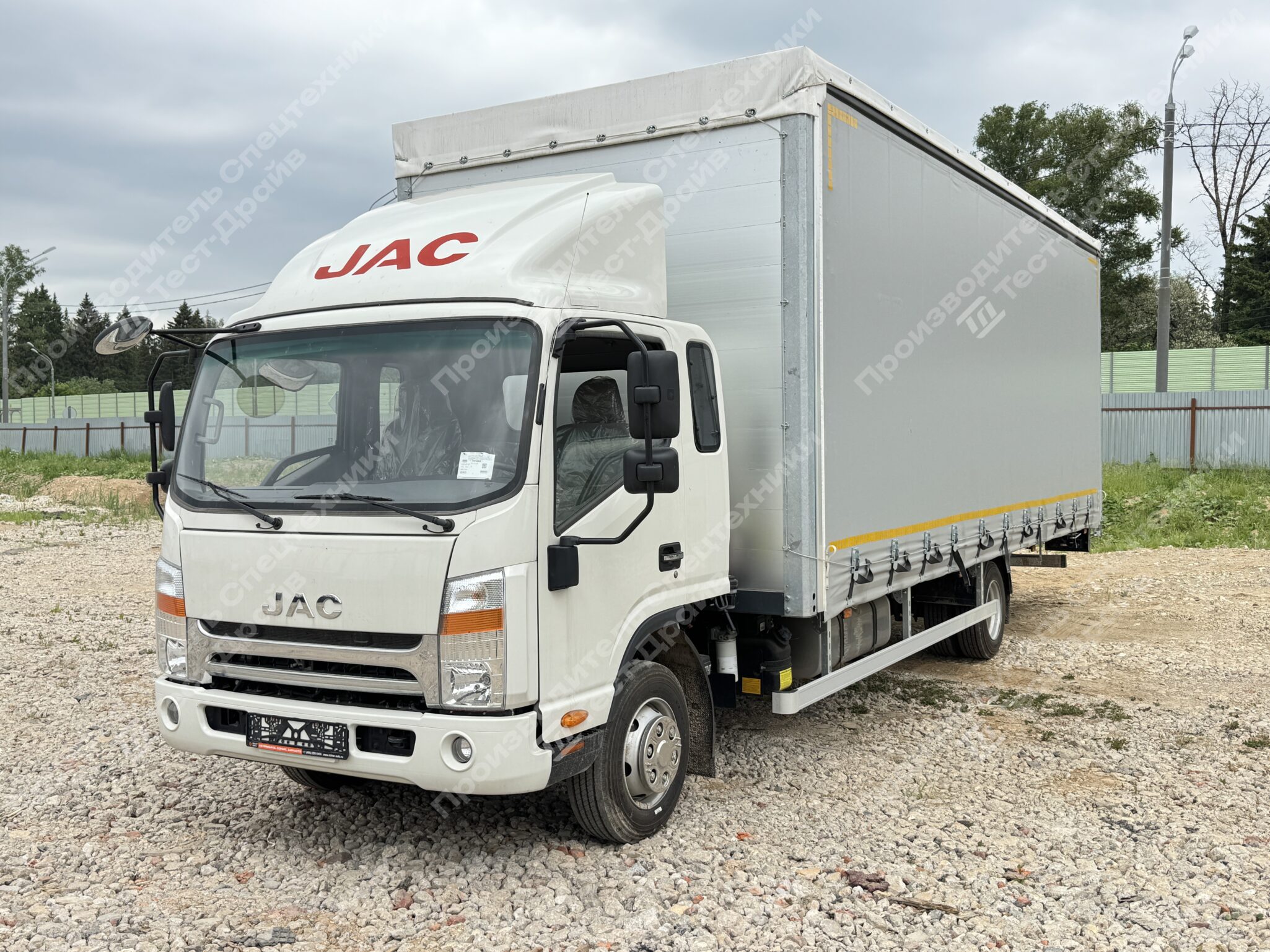 Шторно-бортовой JAC N90L 4x2 Фото №1