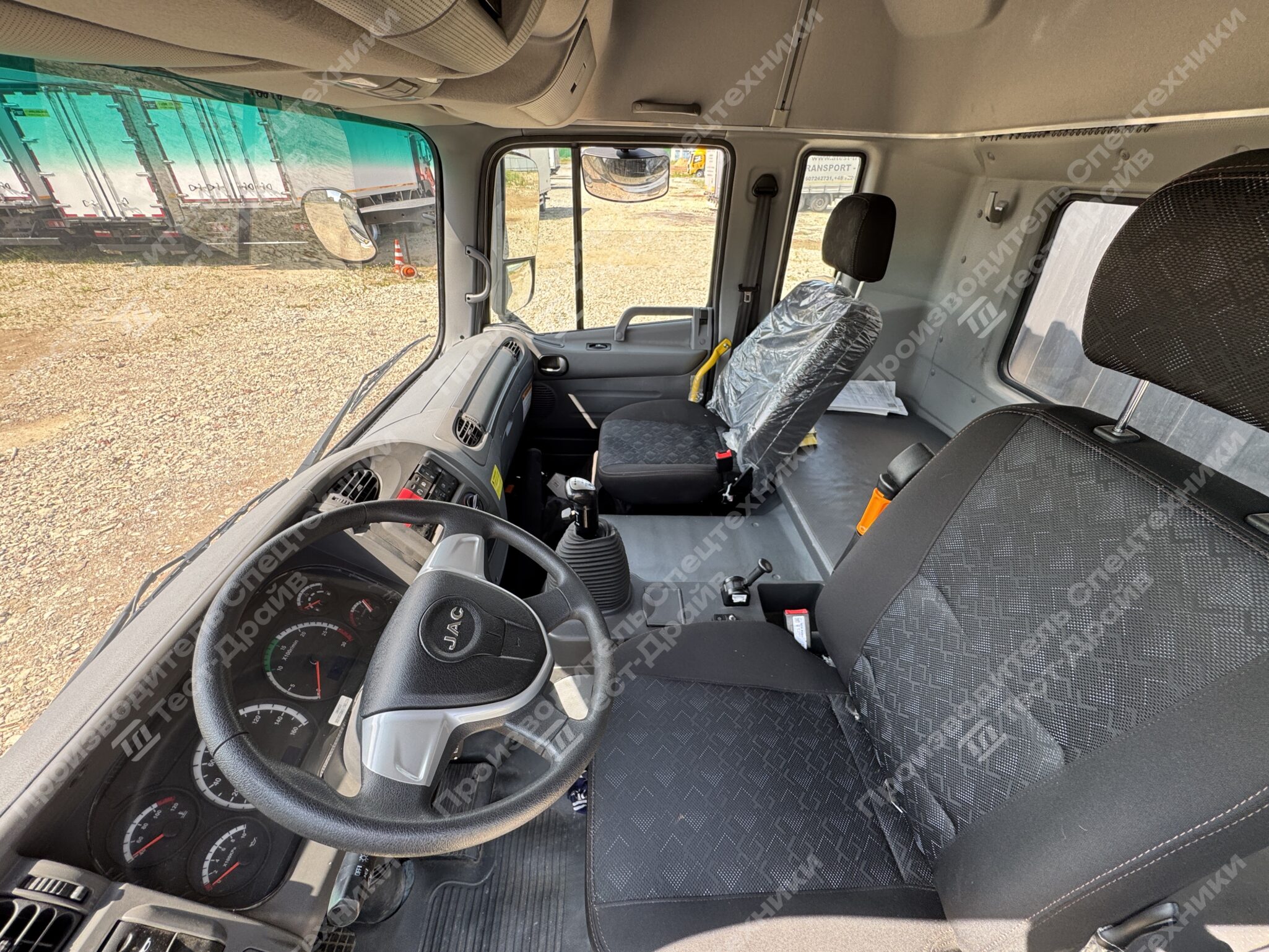 Шторно-бортовой JAC N200 6x2 с платформой Фото №30