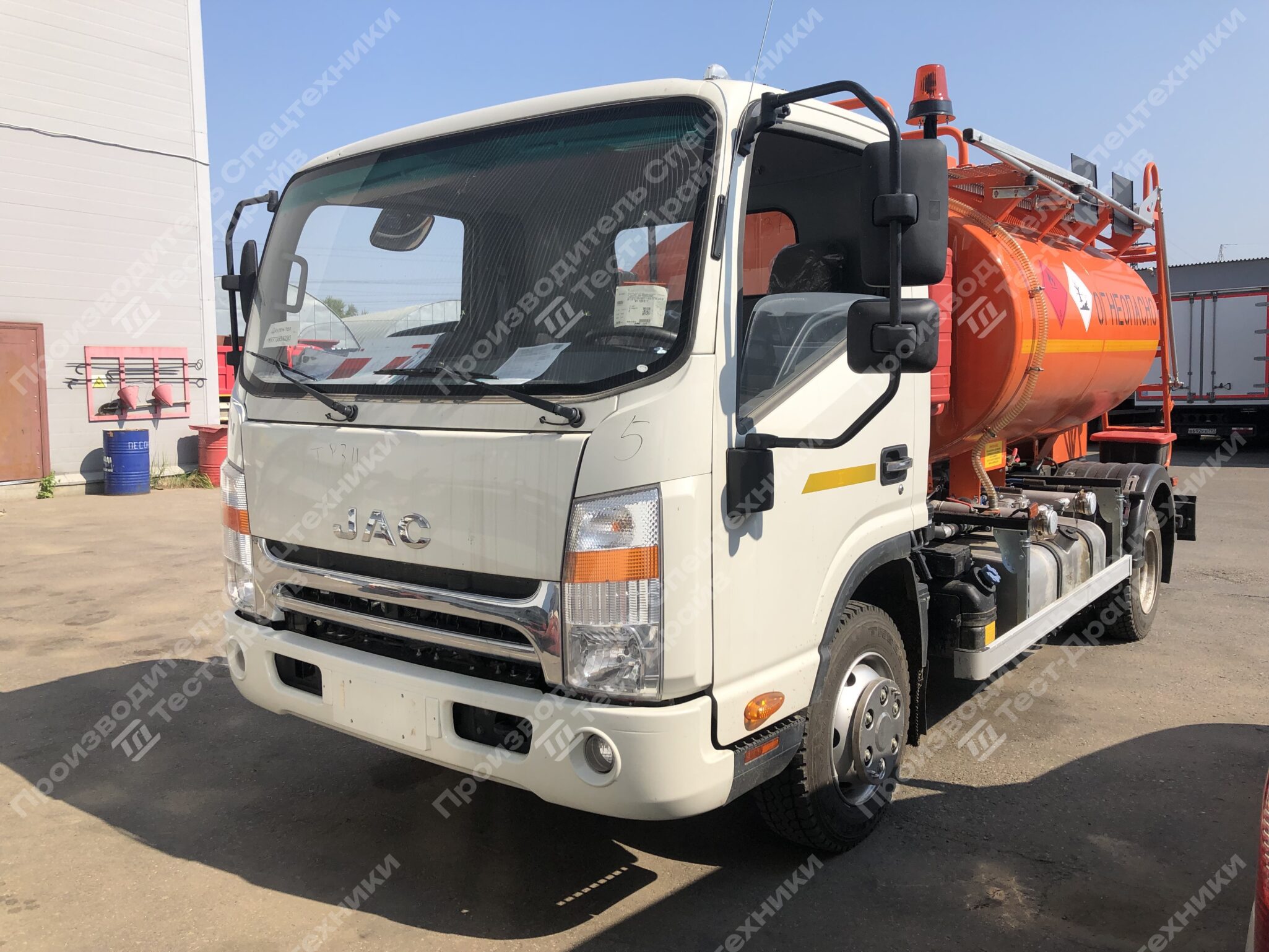 Автотопливозаправщик JAC N90 4x2 6 куб Фото №3
