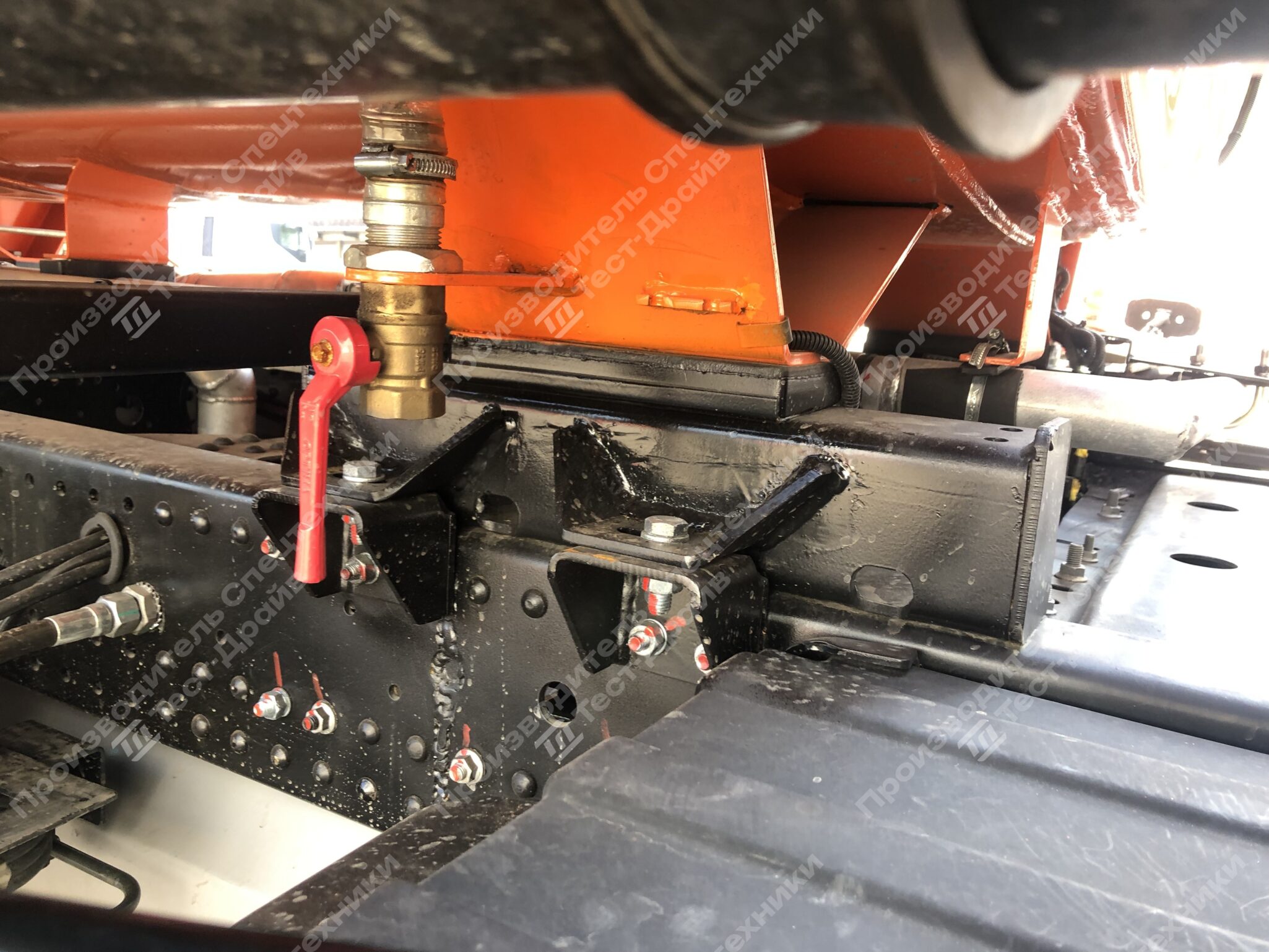 Автотопливозаправщик JAC N90 4x2 6 куб Фото №4