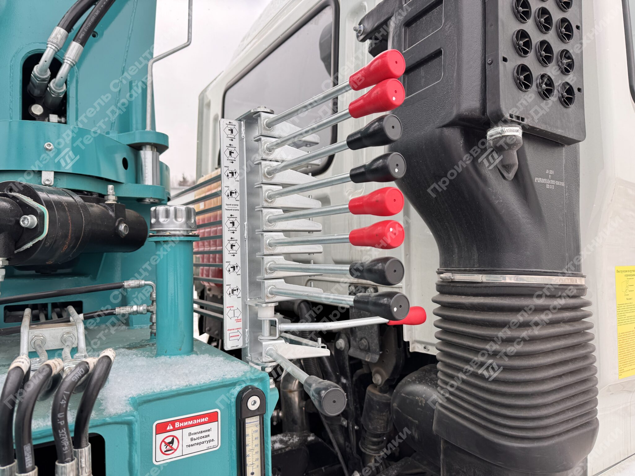 Бортовой JAC N200 6x4 с КМУ HKTC HLC 8016 Фото №11