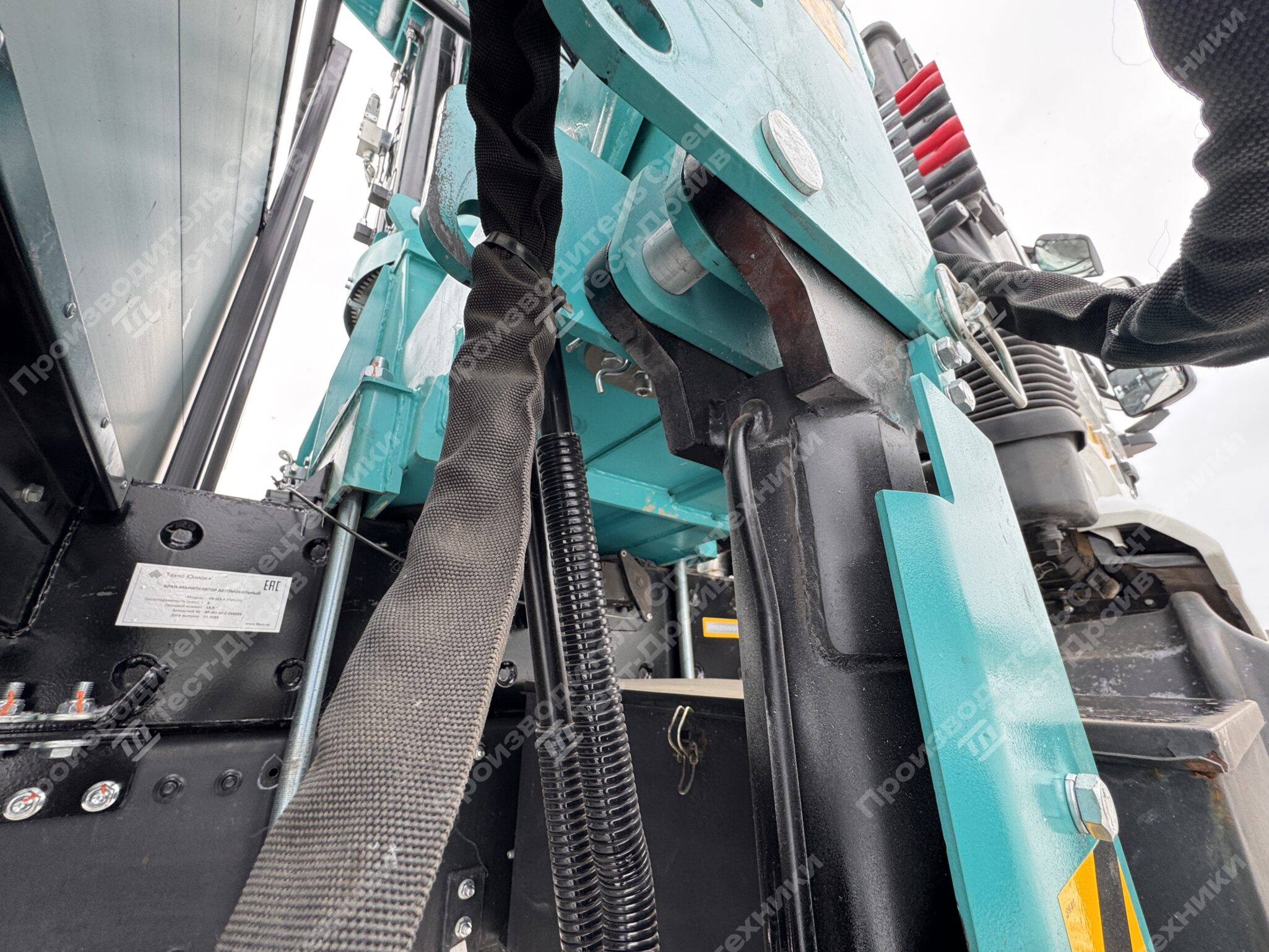 Бортовой JAC N200 6x4 с КМУ HKTC HLC 8016 Фото №16