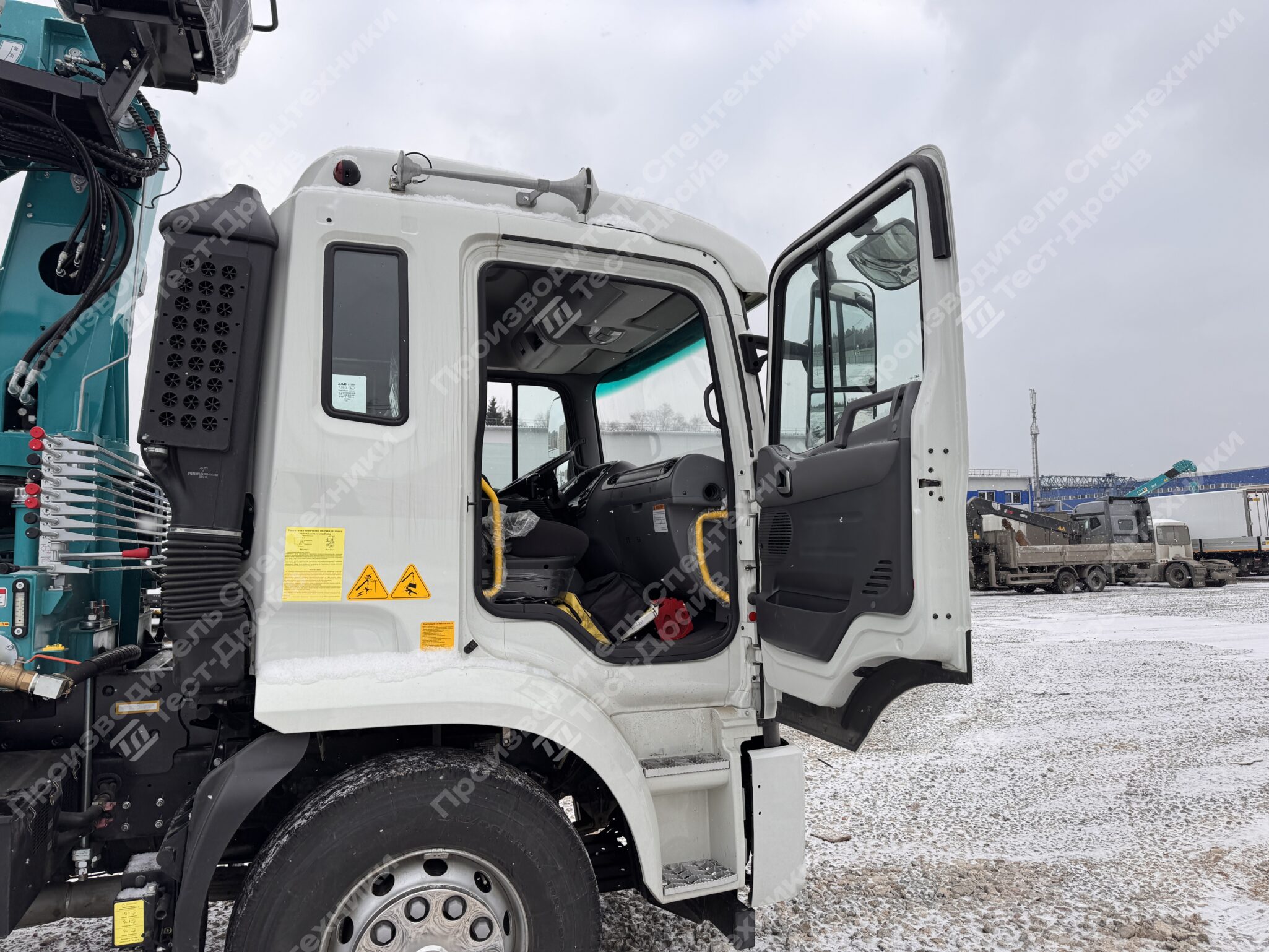 Бортовой JAC N200 6x4 с КМУ HKTC HLC 8016 Фото №22