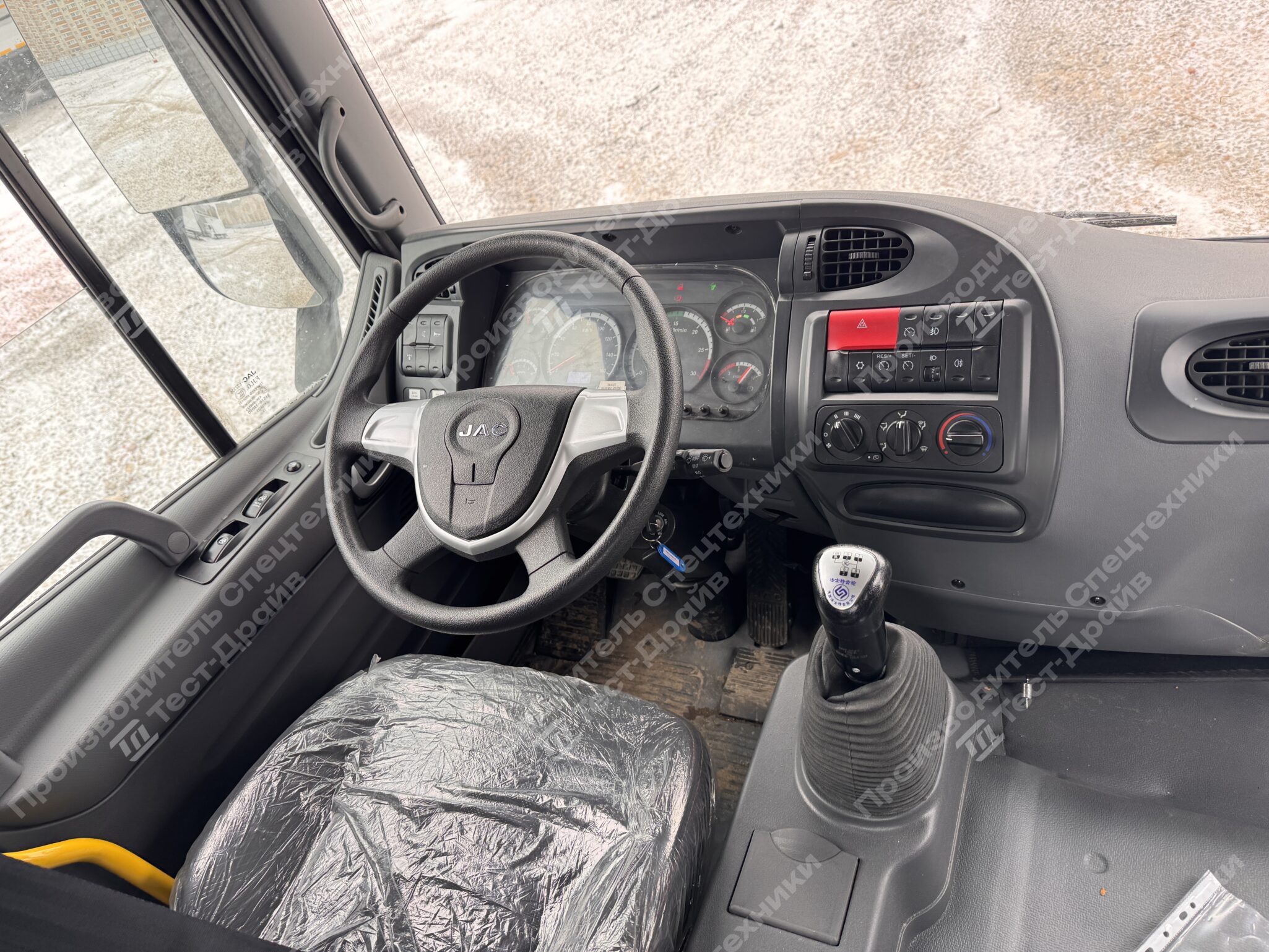 Бортовой JAC N200 6x4 с КМУ HKTC HLC 8016 Фото №28