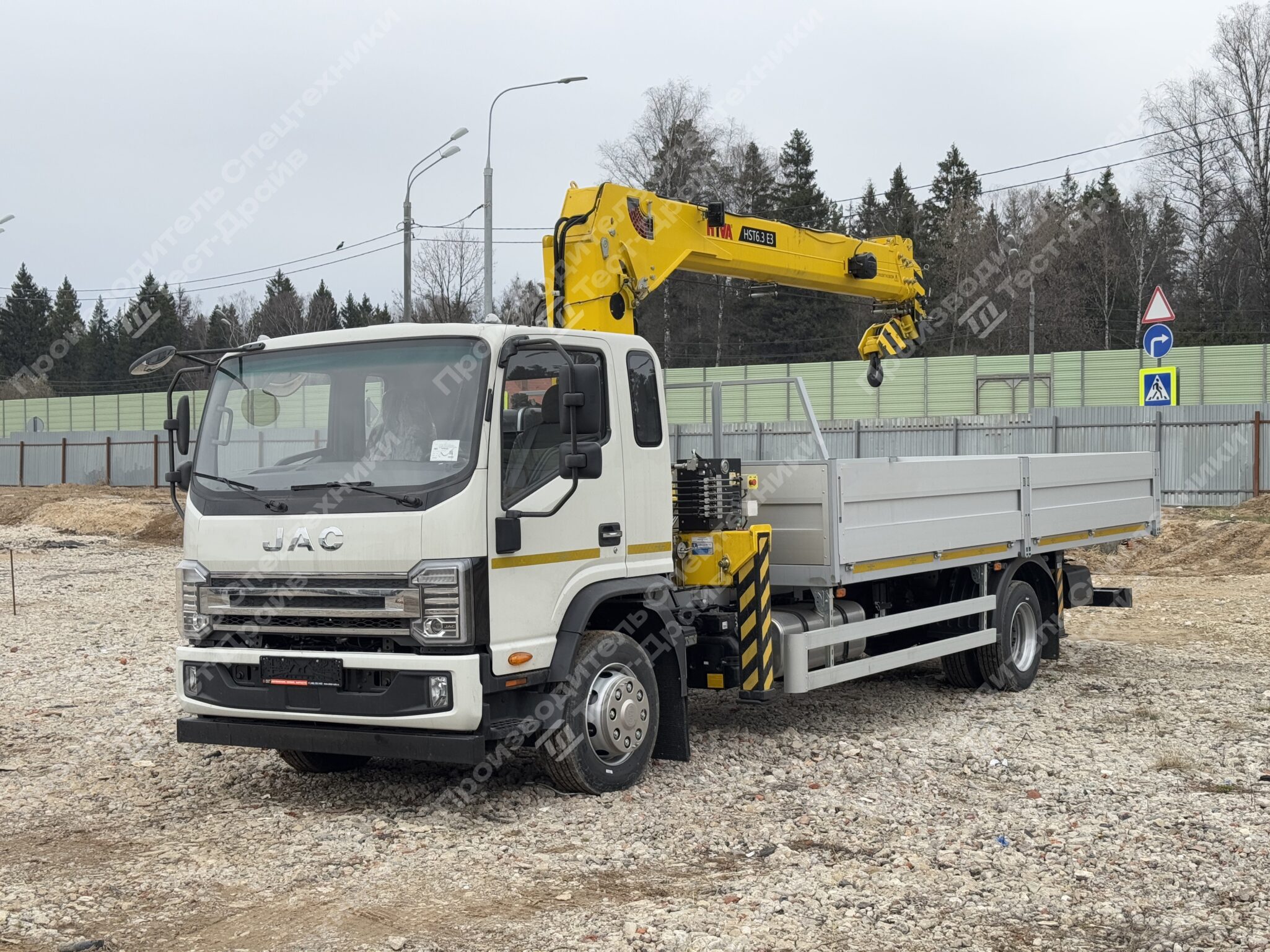 Бортовой JAC N120 4x2 с КМУ HYVA HST6.3 Фото №1