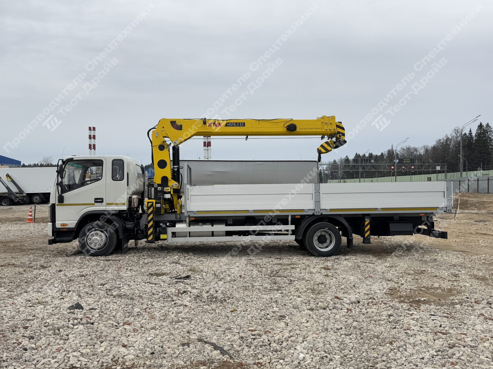 Бортовой JAC N120 4x2 с КМУ HYVA HST6.3 Фото №3