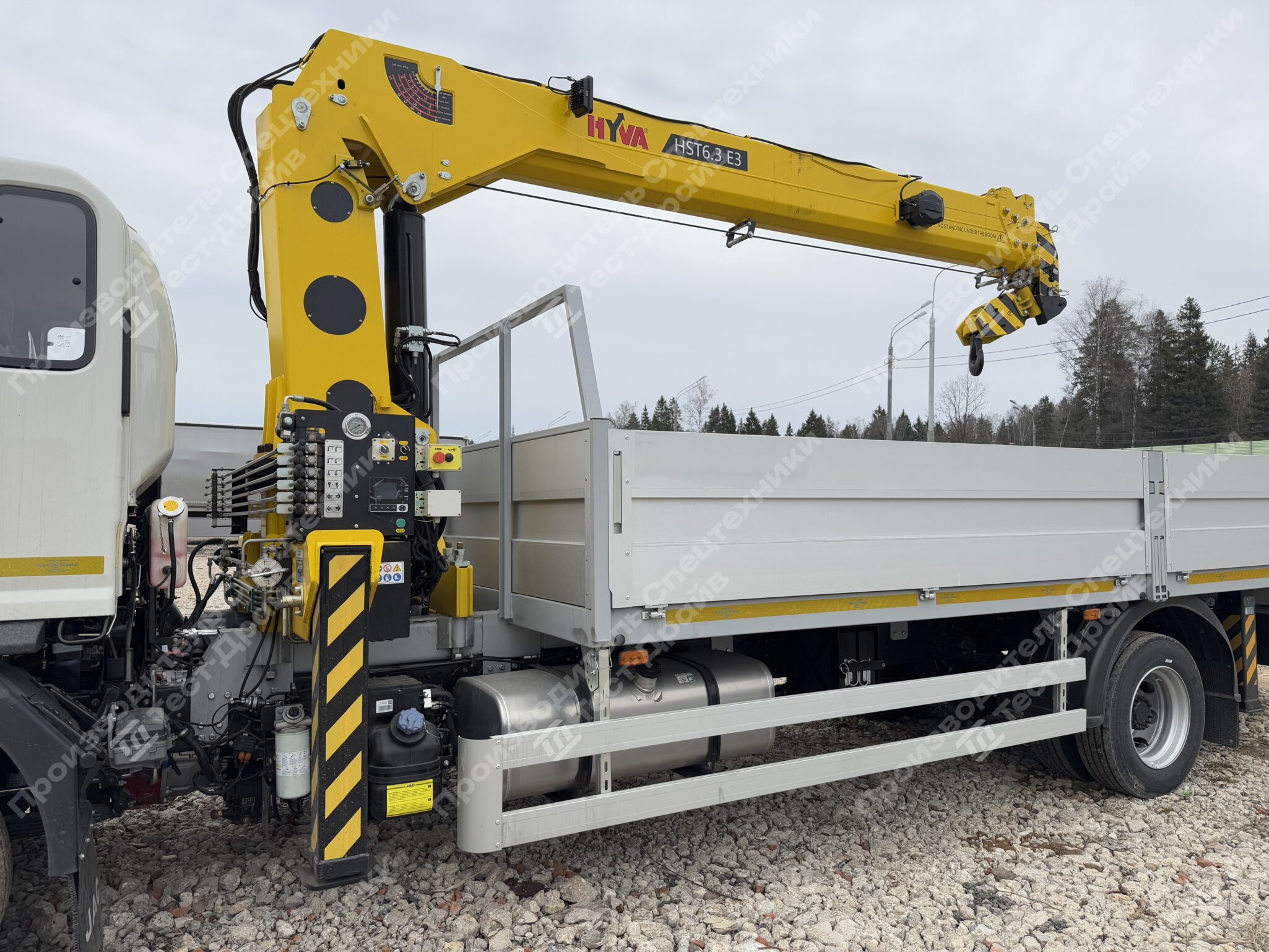 Бортовой JAC N120 4x2 с КМУ HYVA HST6.3 Фото №7