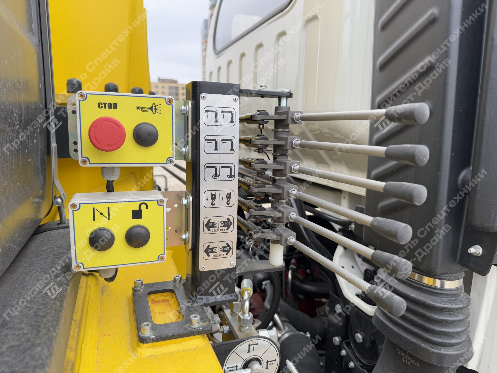 Бортовой JAC N120 4x2 с КМУ HYVA HST6.3 Фото №17