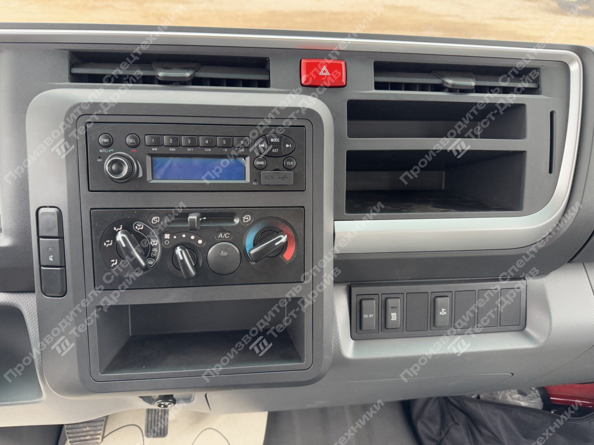 Бортовой JAC N120 4x2 с КМУ HYVA HST6.3 Фото №35