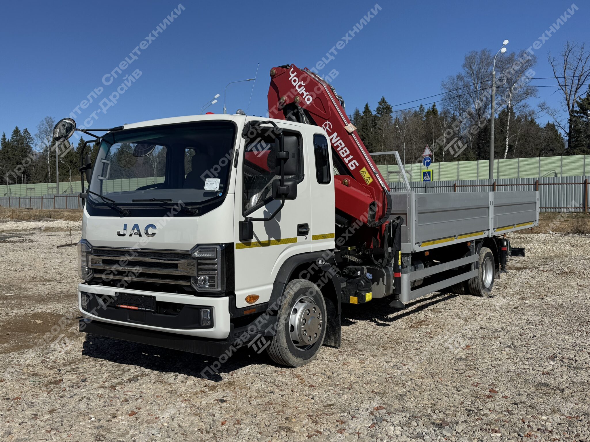 Бортовой JAC N120 4x2 с КМУ Чайка NR 816-2S Фото №1