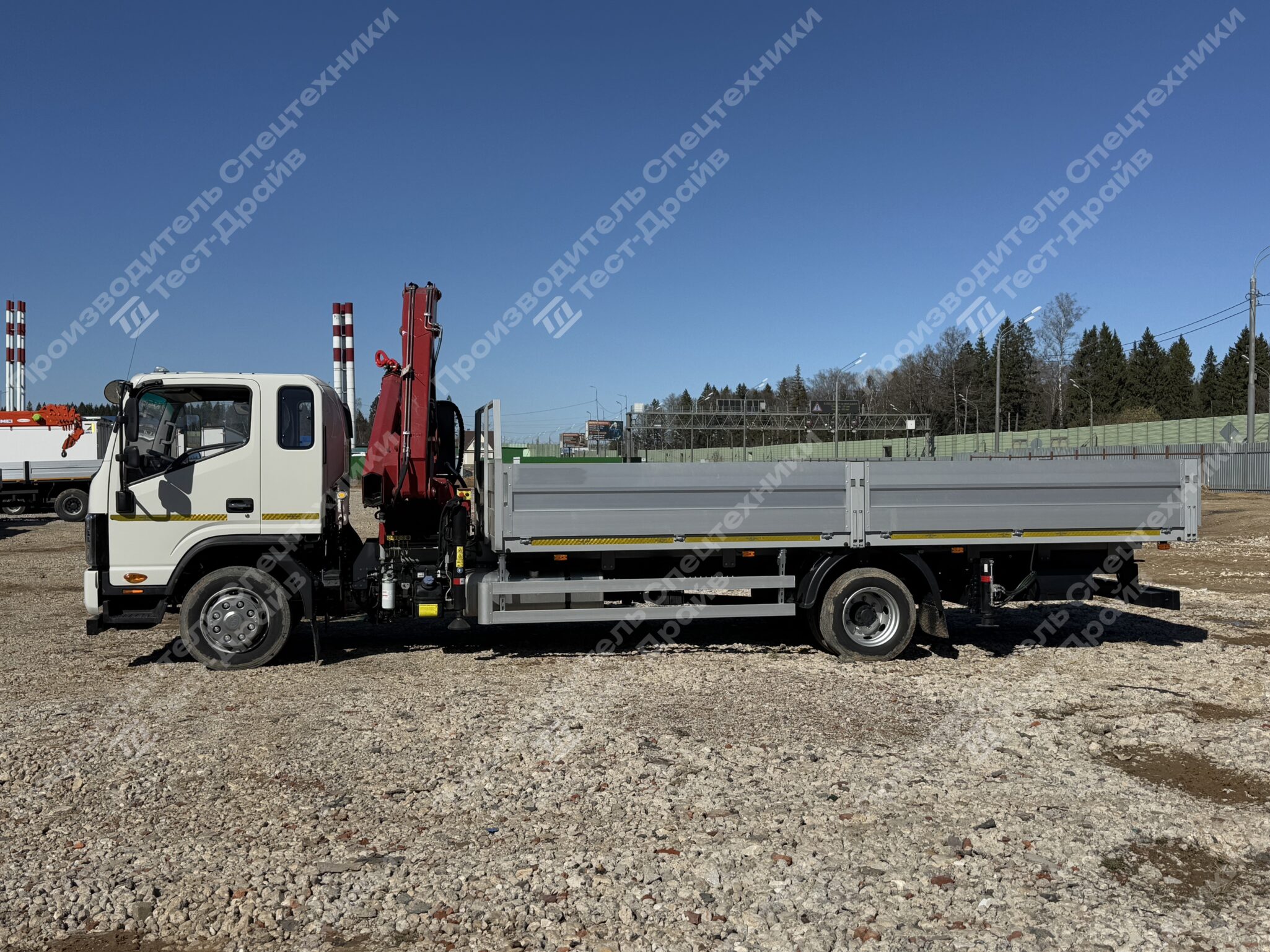 Бортовой JAC N120 4x2 с КМУ Чайка NR 816-2S Фото №3