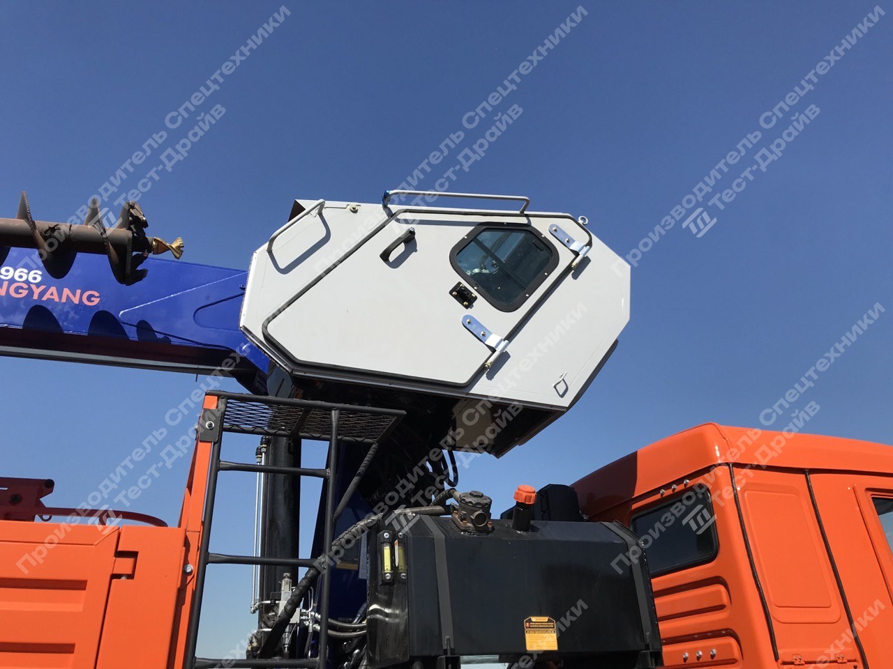 Бортовой КамАЗ-43118 6x6 с КМУ DongYang RS1966 и буровым оборудованием Фото №4