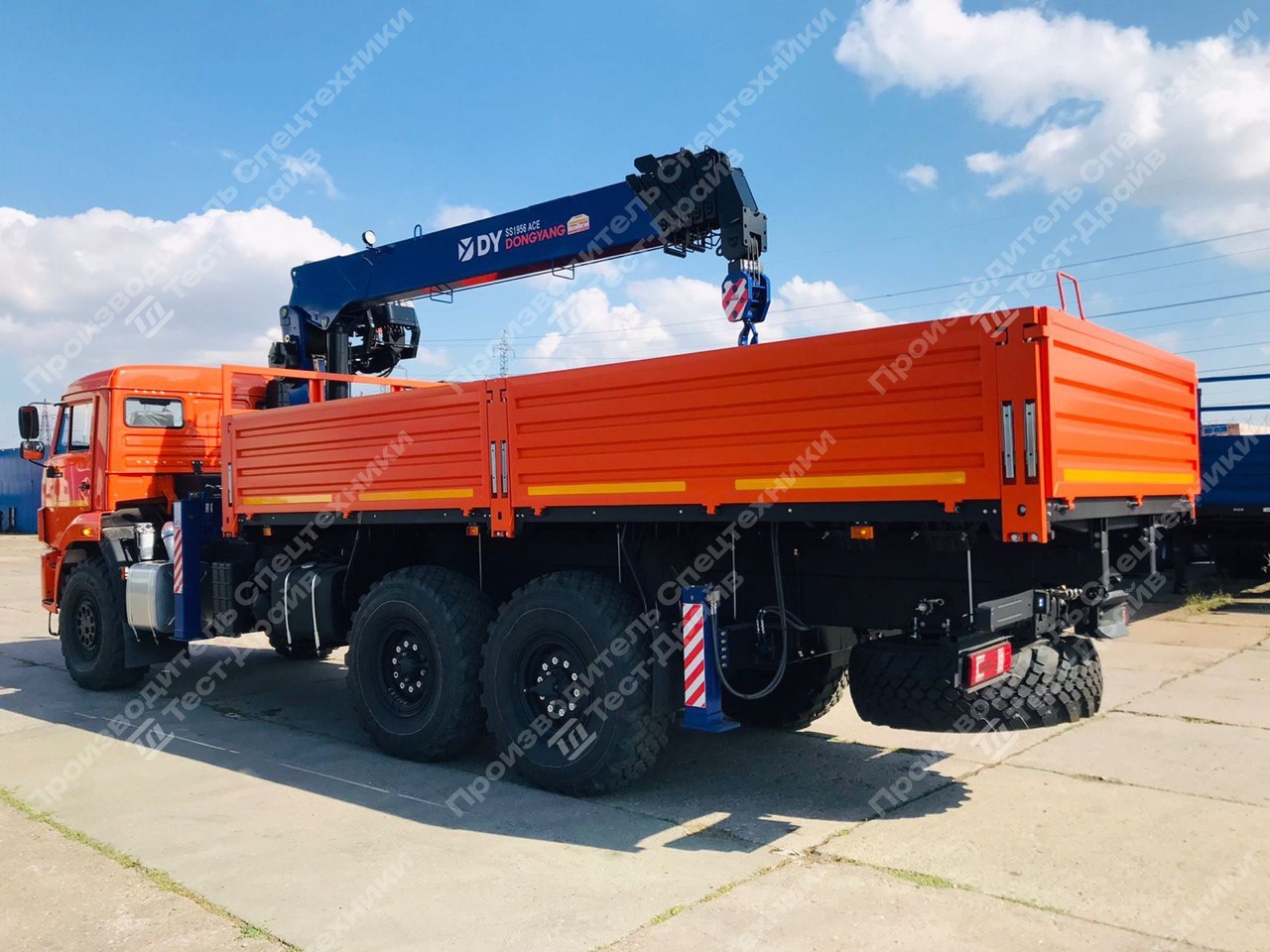 Бортовой КамАЗ 43118 6x6 с КМУ DongYang SS1956 Фото №3