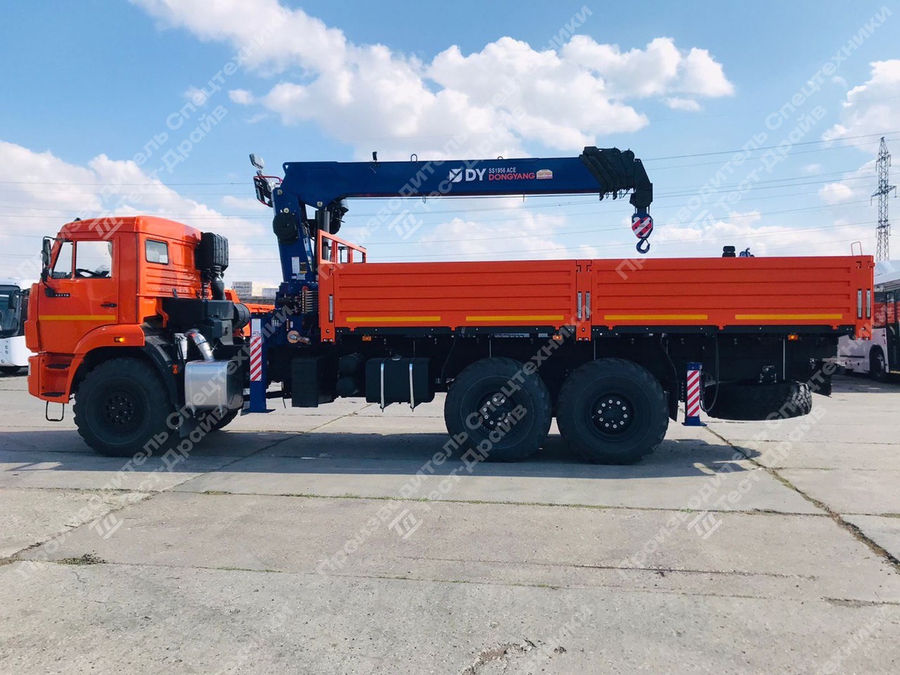 Бортовой КамАЗ 43118 6x6 с КМУ DongYang SS1956 Фото №6