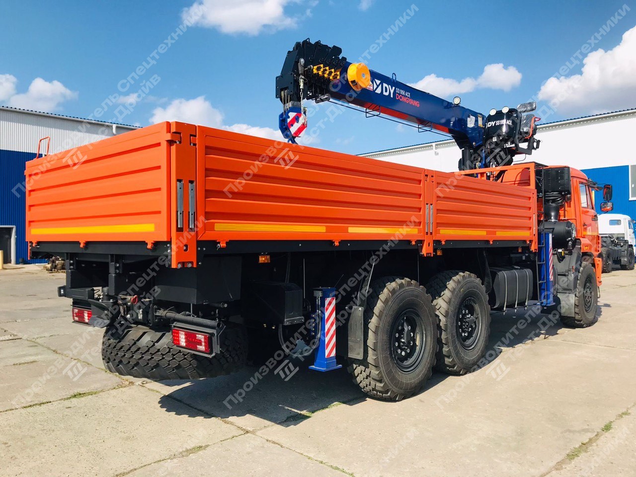 Бортовой КамАЗ 43118 6x6 с КМУ DongYang SS1956 Фото №7