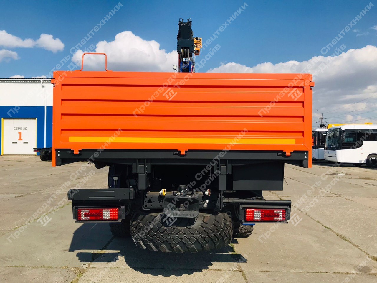 Бортовой КамАЗ 43118 6x6 с КМУ DongYang SS1956 Фото №11