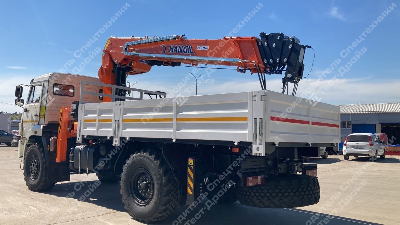 Бортовой КамАЗ 43118 6x6 с КМУ Hangil HGC 976 с навесным буровым оборудованием Фото №4