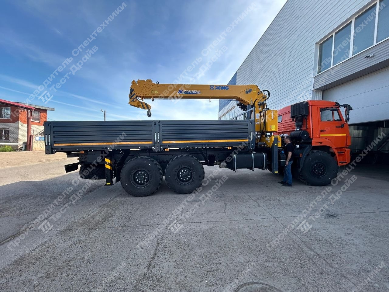 Бортовой КамАЗ 43118 6x6 с КМУ XCMG SQS 200-6 Фото №2