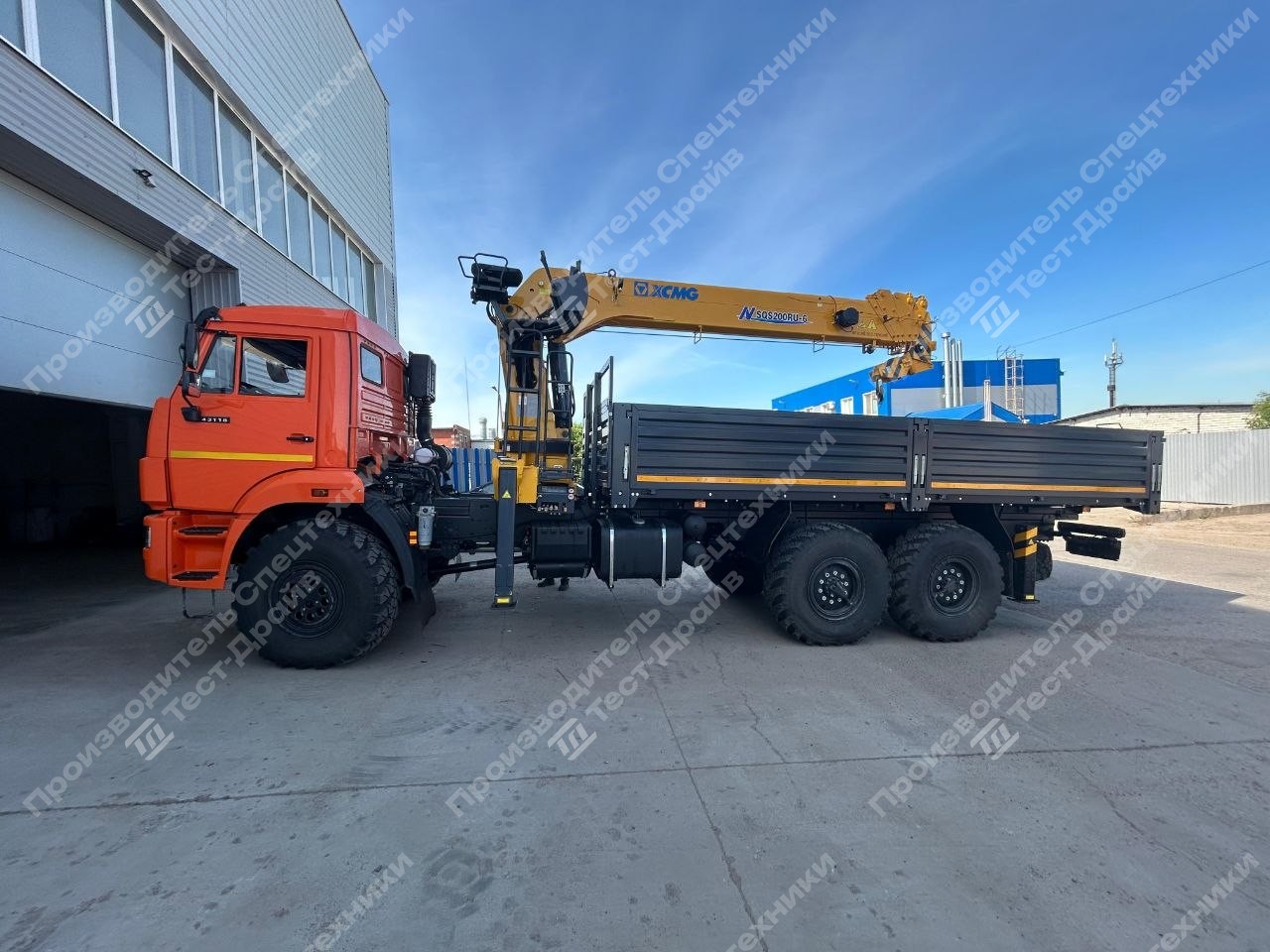 Бортовой КамАЗ 43118 6x6 с КМУ XCMG SQS 200-6 Фото №3