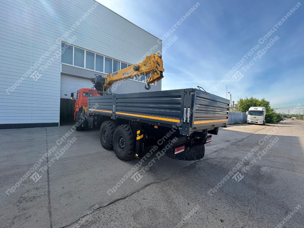 Бортовой КамАЗ 43118 6x6 с КМУ XCMG SQS 200-6 Фото №4