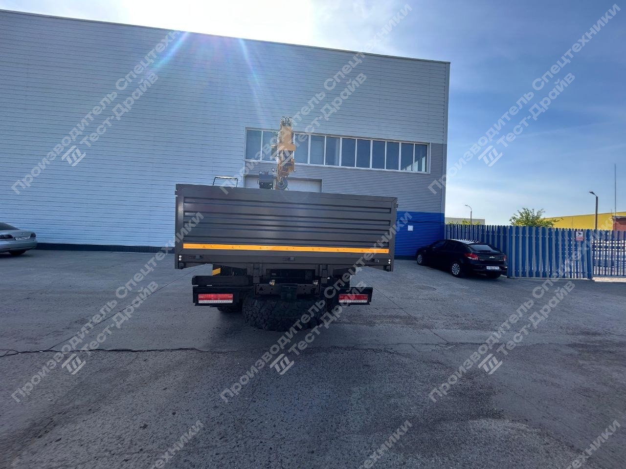 Бортовой КамАЗ 43118 6x6 с КМУ XCMG SQS 200-6 Фото №5