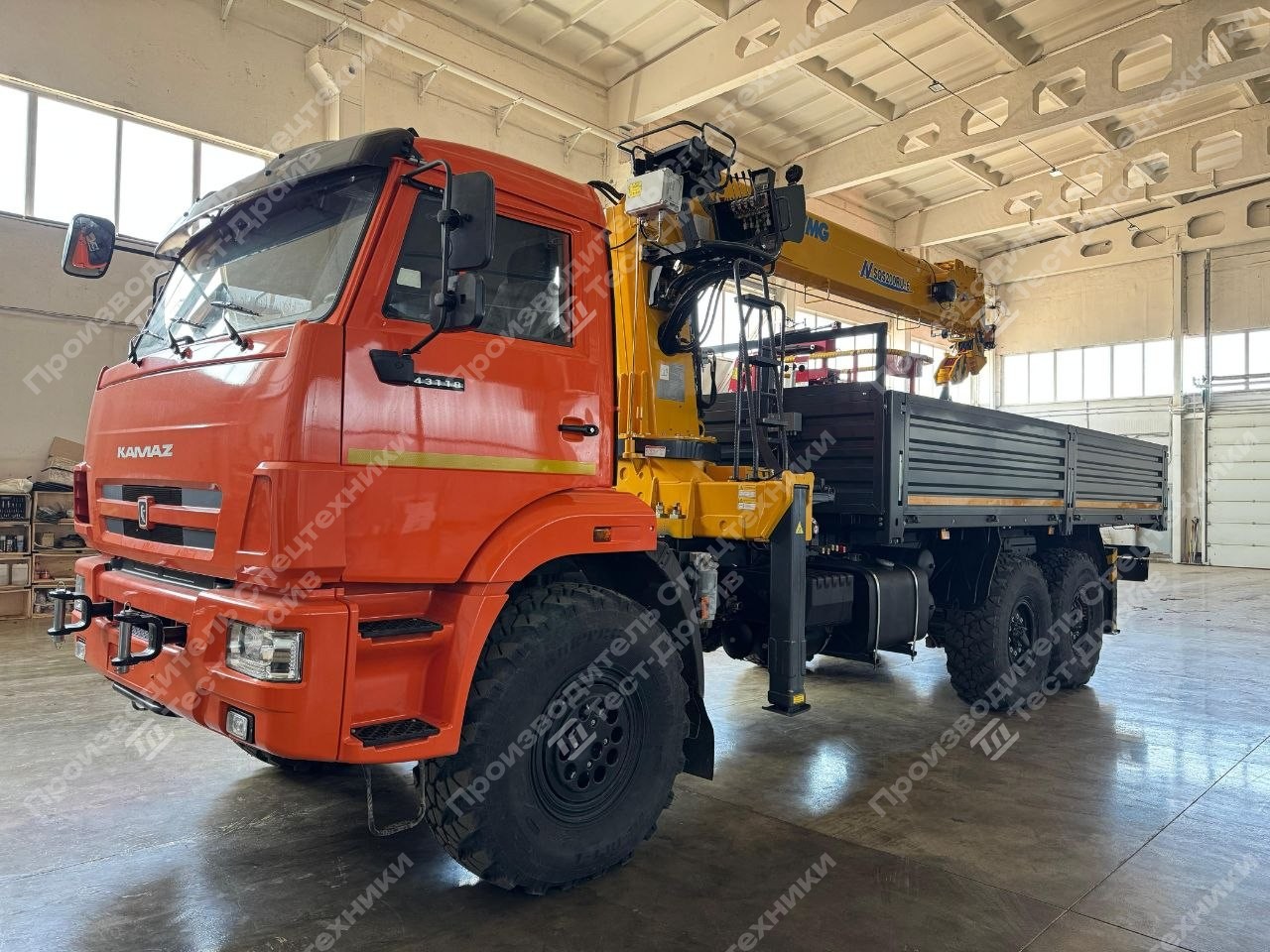 Бортовой КамАЗ 43118 6x6 с КМУ XCMG SQS 200-6 Фото №9