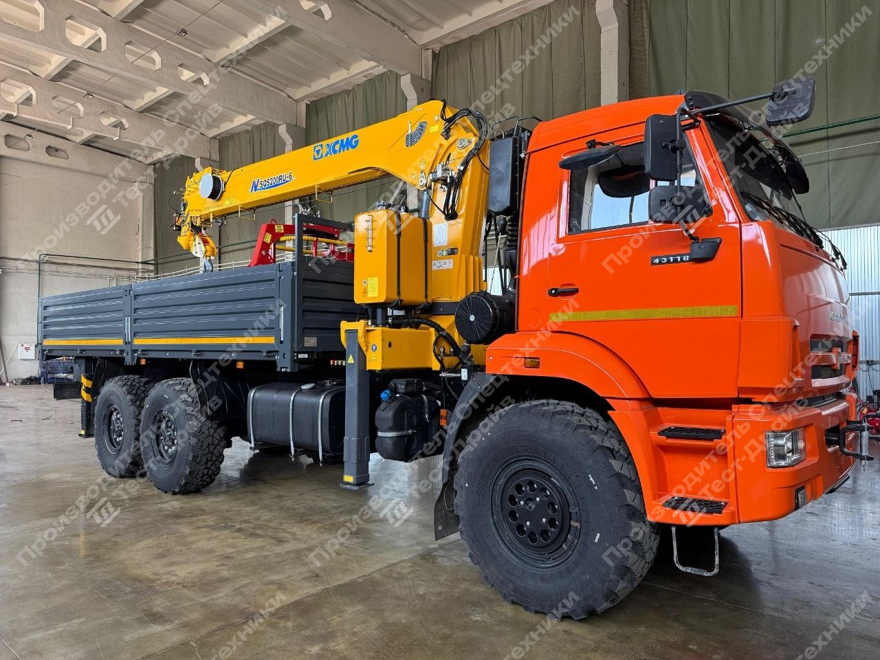 Бортовой КамАЗ 43118 6x6 с КМУ XCMG SQS 200-6 Фото №1